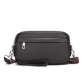 Borsa da petto maschile in pelle martellata marrone scuro con tracolla staccabile - Marrone