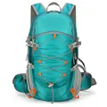 Mochila de senderismo turquesa ligera con correas grises y hebillas naranjas frontales - Verde