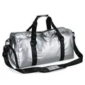 Borsa da viaggio argento metallizzato con manici neri e tracolla regolabile per sport e fitness - Argento