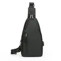 Bolso de pecho deportivo para hombre en color negro con puerto USB y correa ajustable - Negro