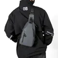 Bandolera impermeable gris para hombre con puerto USB y correa ajustable cómoda - Gris