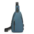 Bolso de pecho para hombre en azul oscuro mate con puerto USB y correa ajustable - Azul