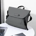 Borsa a tracolla business grigia impermeabile in pelle sintetica opaca con fibbia - Grigio