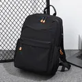 Schwarzer wasserdichter Rucksack mit orangefarbenen Reißverschlüssen und USB-Anschluss - Schwarz