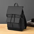 Mochila negra de moda con textura de rombos, cierre de solapa y dos bolsillos frontales - Patrón de Diamantes Negro