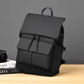Mochila negra minimalista para hombre en material sintético mate e impermeable - Negro Sólido