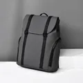 Sac à dos gris minimaliste et imperméable pour homme avec sangles noires et finition mate - Gris