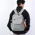 Zaino per laptop grigio minimalista con dettagli arancioni di tendenza e cinturino - Grigio