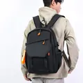Zaino porta PC nero minimalista con dettagli arancioni indossato da un modello - Nero