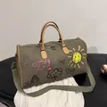 Olijfgroene canvas reistas met graffiti-opdruk en bruine lederen handgrepen - Groen