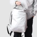 Mochila gris plata impermeable con logo Free Movement para fitness y viajes - Plateado