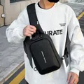 Sac bandoulière homme à coque rigide noire avec design géométrique et serrure antivol - Noir