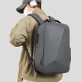 Sac à dos antivol gris foncé avec coque rigide 3D et serrure TSA sur un mannequin - Gris