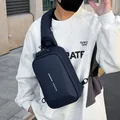 Sac bandoulière bleu foncé à coque rigide, design géométrique et serrure antivol - Bleu