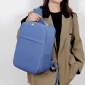 Sac à dos professionnel bleu marine au design minimaliste porté par un homme - Bleu