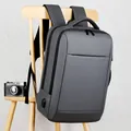 Sac à dos d'affaires gris foncé imperméable avec port USB sur une chaise en bois - Gris