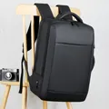 Sac à dos professionnel noir imperméable avec port USB posé sur une chaise en bois - Noir