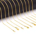 Detailweergave van gouden slangenkettingen met karabijnsluiting op een sieradenstand - Ronde Slangenketting (1mm) / 45cm / Goud