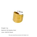 Makro-Detail von 18K vergoldetem Edelstahlring mit 1,8cm Innendurchmesser und Textur - Breiter Horizontaler Texturstil(MSR0181)