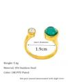 Détail d'une bague en acier inoxydable plaqué or 18K PVD avec zircons vert et blanc - Ouvert Réglable / Vert foncé