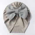 Détail du bonnet turban pour bébé en maille côtelée champagne avec nœud en mousseline grise - Gris
