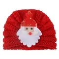 Detaillierte Strickstruktur der roten Baby-Turbanmütze mit 3D-Weihnachtsmann-Applikation - Einheitsgröße / Weihnachtsmann Stil A