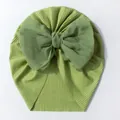 Détail du bonnet turban pour bébé en tissu côtelé vert avec un grand nœud en mousseline - Vert
