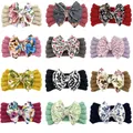 Gros plan de 12 bandeaux en tricot pour bébé avec motifs floraux et grands nœuds - 12 Couleurs Mélangées