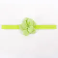 Dettaglio di una fascia elastica per neonati con decorazione a fiori in tessuto verde lime - Verde mela