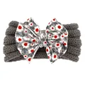 Détail d'un bandeau en maille pour bébé avec un grand nœud floral sur tissu gris foncé - Gris