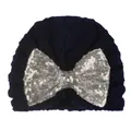 Détail du bonnet en maille pour bébé bleu marine avec un grand nœud en paillettes argentées - Bleu Marine