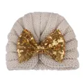 Détail du bonnet en tricot pour bébé blanc cassé avec un grand nœud en paillettes dorées - Blanc Cassé