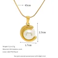 Collana in acciaio al titanio placcato oro 18K PVD con elegante ciondolo di perla bianca - Stile Perla Arco Semicircolare (MSNK0338-PJ9)