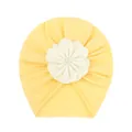 Turbante neonato giallo morbido con un grande fiore bianco in tessuto e decorazione - Giallo