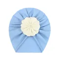 Turbante neonata azzurro con decorazione floreale in tessuto morbido e design plissettato - Blu
