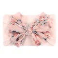 Détail d'un grand nœud à fleurs sur un bandeau de bébé en nylon rose clair - Rose Clair