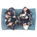 Détail d'un bandeau bébé en nylon sarcelle avec un grand nœud floral vintage et roses roses - Bleu Marine
