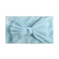 Detail van een zachte lichtblauwe nylon baby hoofdband met een grote handgemaakte strik - Blauw