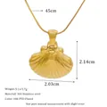 Collana con ciondolo a conchiglia dorata in acciaio inossidabile placcato PVD 18K da 45cm - Stile Metallo Texture a Ventaglio (MSNK0338-PJ33)