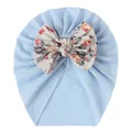 Detailansicht der hellblauen Baby-Turbanmütze mit Vintage-Schleife und Blumenmuster - Blaugrau