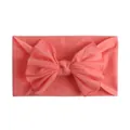 Macro-opname van de zachte nylon baby-hoofdband met koraalroze strik en gebreide textuur - Donker Mauve