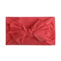 Detail van koraalroze nylon baby hoofdband met grote strik en zachte elastische stoftextuur - Rood