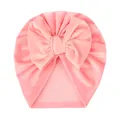 Détail du bonnet en velours pour bébé rose avec un grand nœud doux et texture peluche - Rose