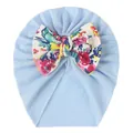Himmelblauer Baby-Turban-Hut mit großer geblümter Schleife aus weichem, glattem Stoff - Hellblau