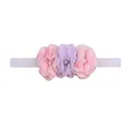 Dettaglio della fascia per neonata con tre fiori in chiffon, perle finte e strass lucidi - Lettera B