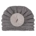 Dettaglio di cappello in maglia grigio per neonato con decoro a nodo rosa a ciambella - Grigio