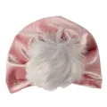 Dettaglio del berretto a turbante per neonati in velluto rosa con pompon in ecopelliccia grigia - Taglia unica / Rosa Antico