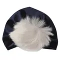 Dettaglio cappello invernale neonato in velluto blu scuro con grande pompon grigio decorativo - Taglia unica / Blu navy