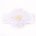 Détail d'un bandeau pour bébé au crochet blanc avec fleur en tulle et paillettes étoilées - Blanc