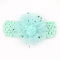 Gros plan sur un bandeau bébé vert menthe avec sequins étoiles sur pétales en maille - Vert menthe